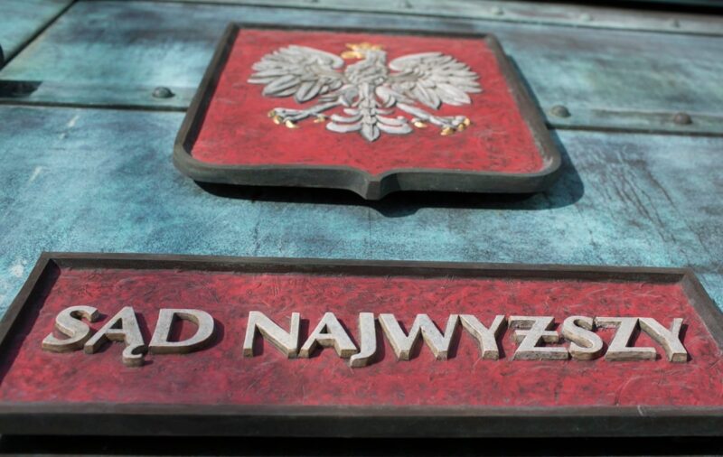 Mężczyzna znęcał się nad niemowlakiem. SN uchylił wyrok…
