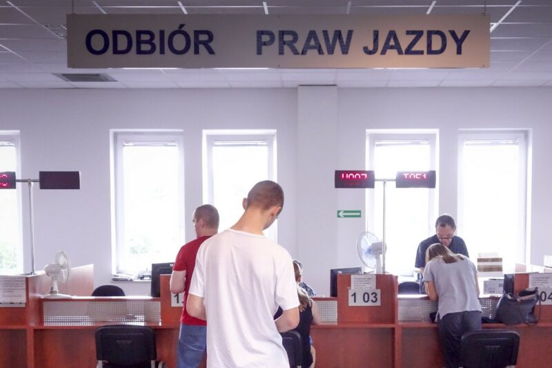 17-latkowie z prawem jazdy – ten pomysł wywołuje burzę. „Nie są na tyle dojrzali emocjonalnie”