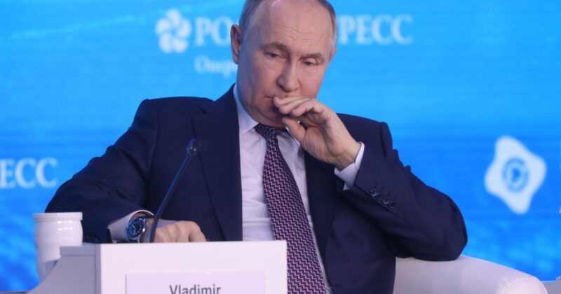 „Rosji kończy się czas”. Putin negocjuje z jednego ważnego powodu. „Chce uniknąć upokarzającego bankructwa”