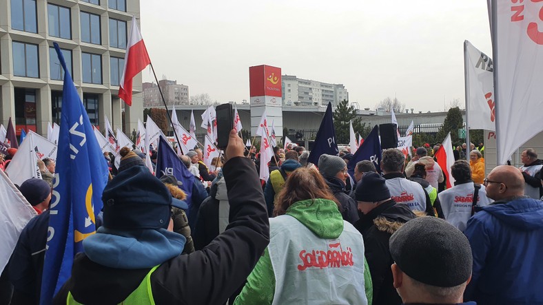 Pracownicy protestują przed siedzibą Poczty Polskiej. A w środku trwa okupacja