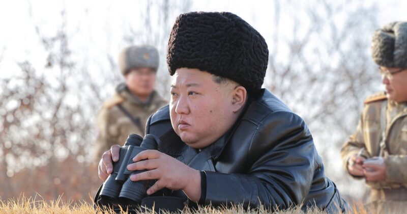 Kim Dzong Un przy lornetce. Zaapelował o „pełną gotowość”