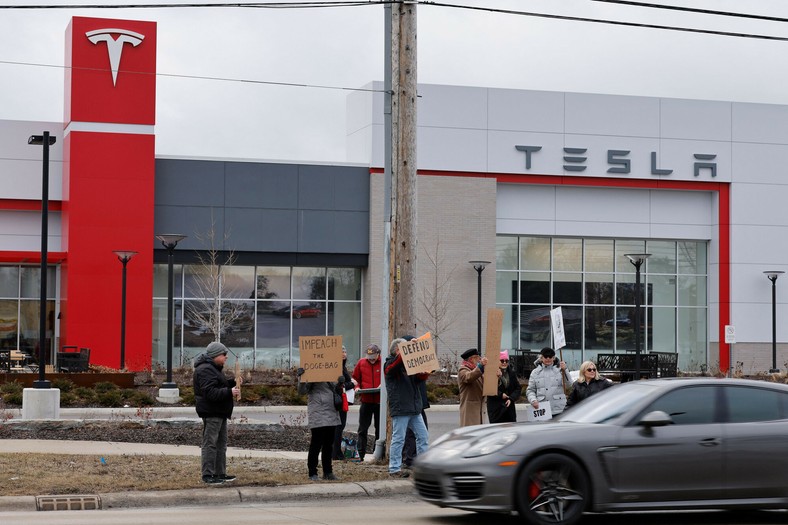 „Efekt Trumpa” minął. Akcje spółek technologicznych i kryptowalut spadają. Elon Musk w tarapatach