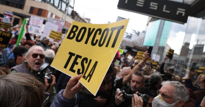 Protesty przed salonami Tesli w USA. „Zełenski bohaterem, aresztować Muska”