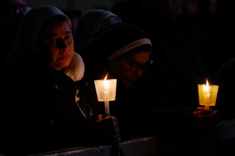 Kard. Krajewski poprowadził modlitwę o zdrowie papieża