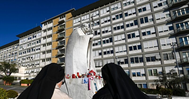 „Cierpienie osoby, której brakuje oddechu”. Źródła watykańskie o papieżu