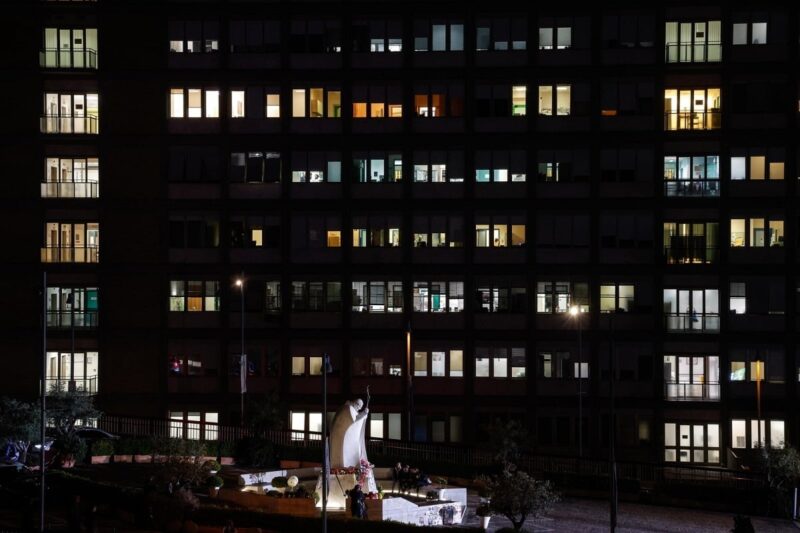 Stopniowa, lekka poprawa stanu zdrowia papieża Franciszka