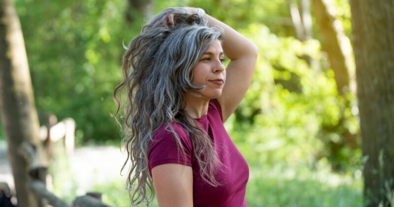 Nie tylko geny. Badania wskazują na możliwe przyczyny siwienia w młodym wieku. Jedna z nich to… infekcja wirusowa