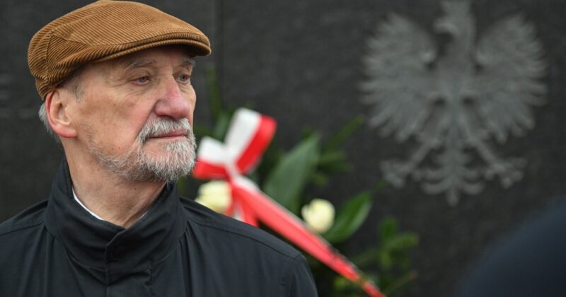 Антоний Мацеревич размыл надпись на венке. «Вы совершаете преступление»