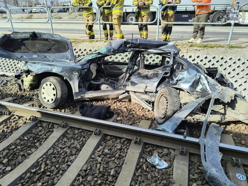 Он врезался на своем легковом автомобиле в мчащийся грузовой поезд. 33-летний мужчина чудом выжил.