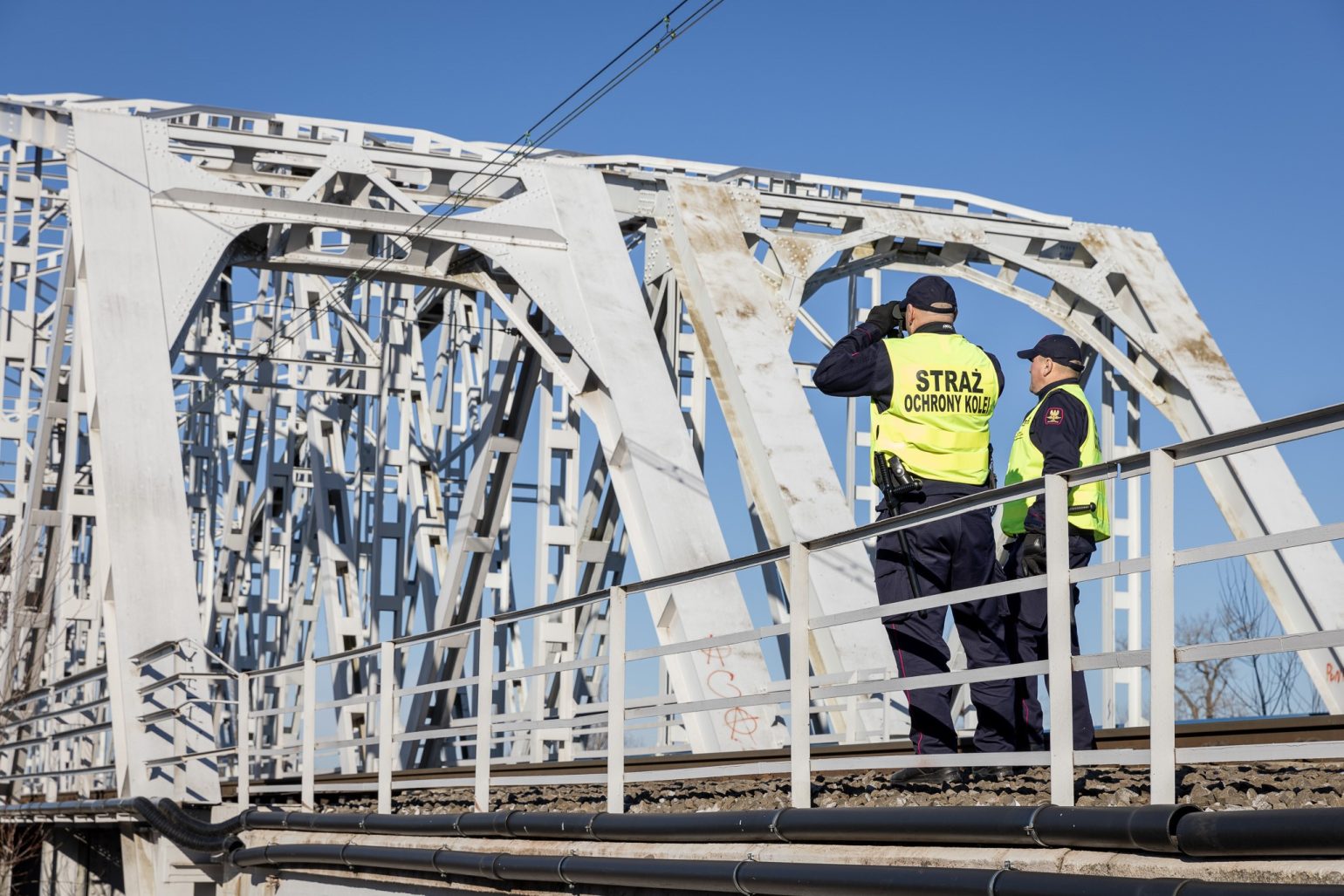 Nastolatkowie zjeżdżali na linach z mostu kolejowego. Ryzykowali życiem