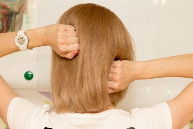 „Suchy masaż” odświeży włosy bez wody i szamponu. Robię go, gdy nie mam czasu w mycie