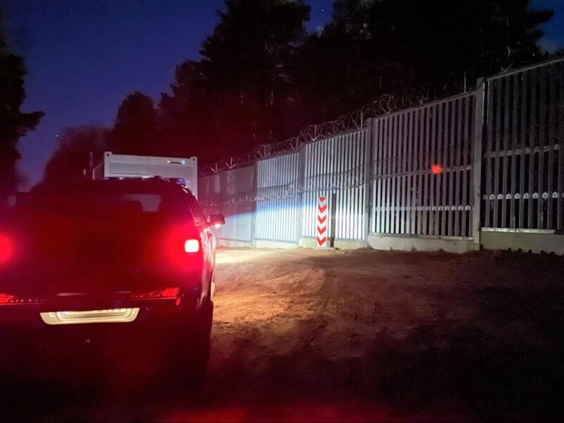 Migranci nie mogli nielegalnie pokonać granicy, dopadła ich frustracja. Zaatakowali polskie patrole
