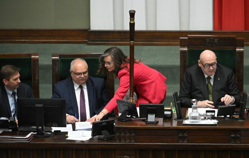 Obłęd! Klaudia Jachira w Sejmie rozdaje… cukierki