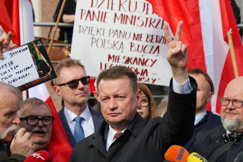 Spektakl PiS przed prokuraturą. „Ludzie mają tego dość”