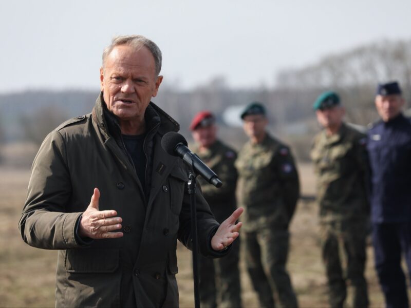 Poruszenie na granicy, Tusk pokazał nagranie. „Grupa celowo podwieziona przez Białorusinów”