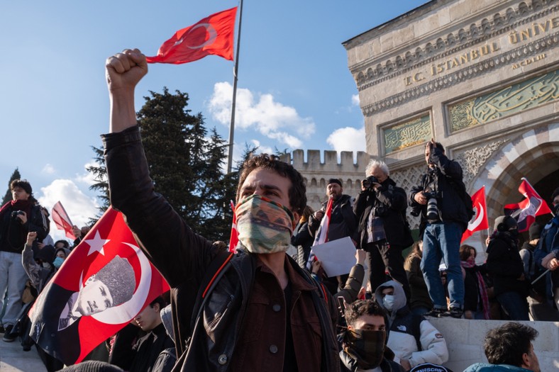 Czara goryczy w Turcji się przelała. Tysiące wściekłych mieszkańców na ulicach. „Erdogan jest dyktatorem”