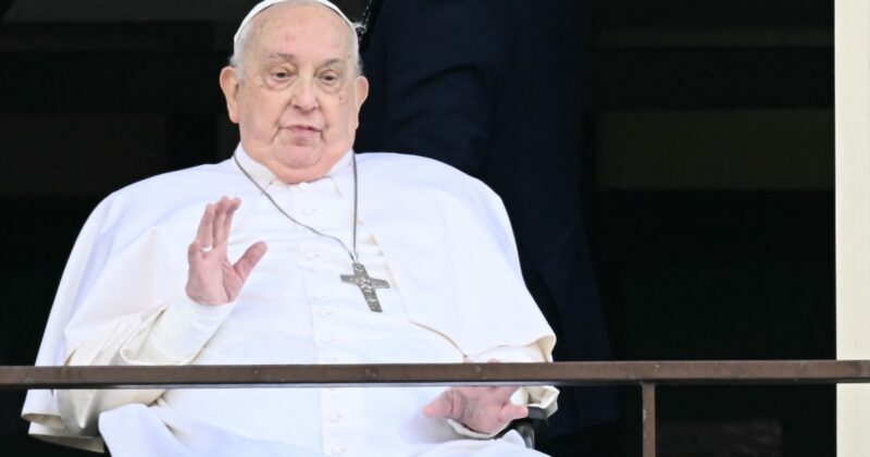 Papież Franciszek wraca do Watykanu. Pokazał się wiernym