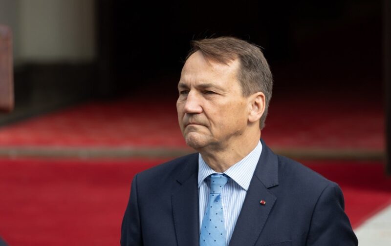 Sikorski rozmawiał już z Szejną. „Został zapewniony…”