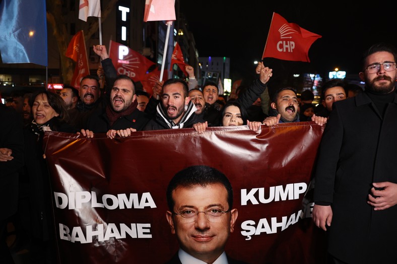 Erdogan skręca w stronę autokracji. Ekspertka o masowych protestach w Turcji. „Władza może wprowadzić stan wyjątkowy”