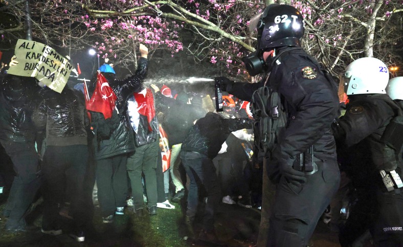 „Lud zmiecie tyranię”. Miarka się przebrała. Turecka ulica kipi z wściekłości