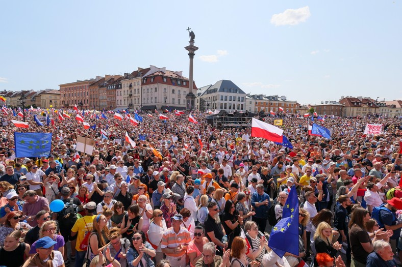 „Stan Wyjątkowy”. Kaczyński wpadł w pułapkę Tuska. Mentzen ryzykuje katastrofę. Alkoholowe pasje Szejny