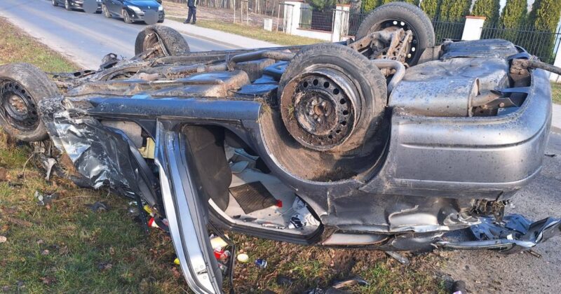 Tragedia w Chełmie. Pijany 19-latek uderzył w słup i dachował. Zginęło dwóch 18-latków