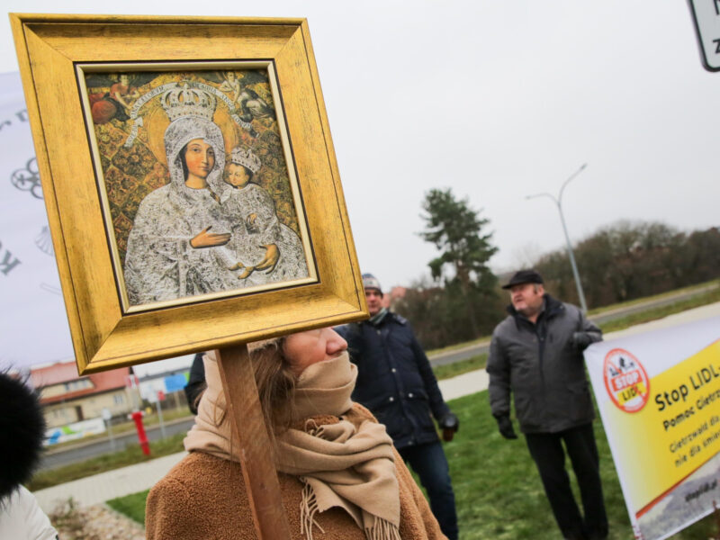 Objawiała się tam Matka Boska, partia Brauna grzmi ws. profanacji sanktuarium. Padły groźby