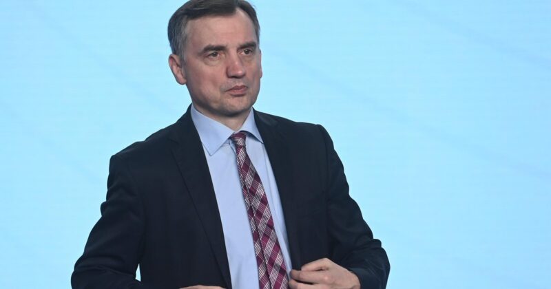 Sąd zdecydował w sprawie Zbigniewa Ziobry. „Czy może spać spokojnie? Absolutnie nie”