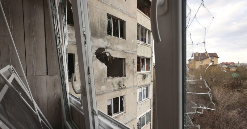 Kolejny zmasowany atak Rosjan na Charków. Uszkodzono budynki mieszkalne