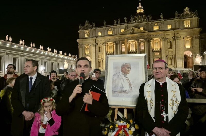Tłumy na placu Świętego Piotra w rocznicę śmierci JPII