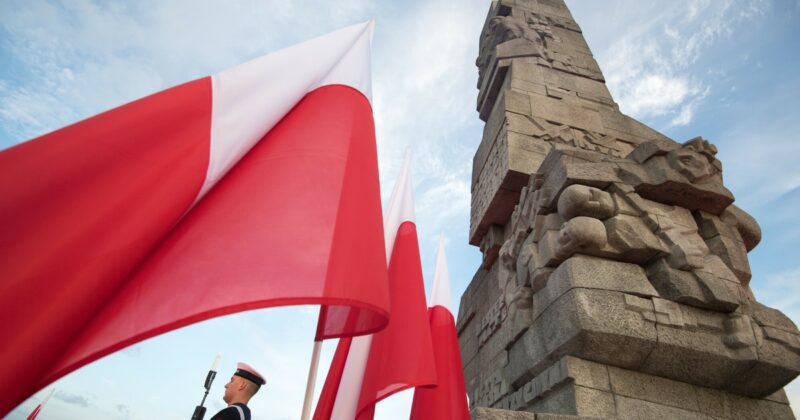 Skandal na Westerplatte. Zerwano polskie flagi. „Część została spalona”