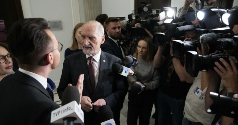 Антоний Мацеревич столкнулся с депутатом КО в Сейме. «Мусорное ведро истории»