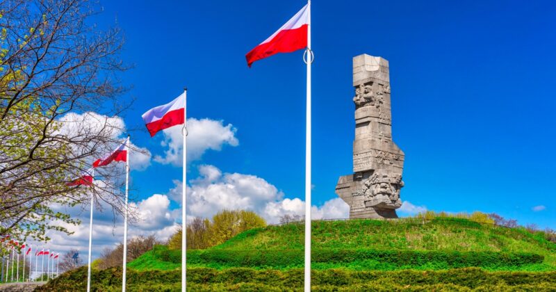 Zniszczenie polskich flag na Westerplatte. Prokuratura wszczęła śledztwo. „Ten sam sprawca”