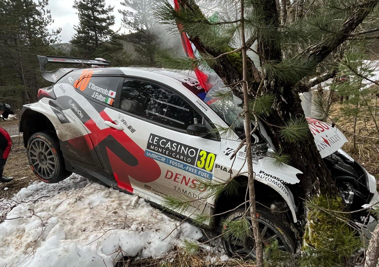 Monte-Carlo: junior Toyoty „parkuje” GR Yarisa Rally2 na drzewie [wideo]
