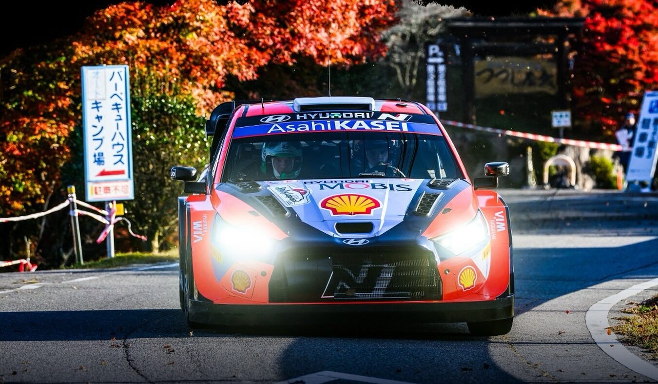 Rajd Japonii: Neuville w drugiej dziesiątce, szarża Tanaka