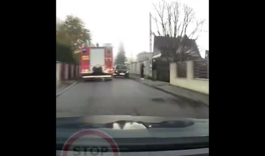 Bochnia. Kolizja wozu strażackiego w drodze na akcję – WIDEO