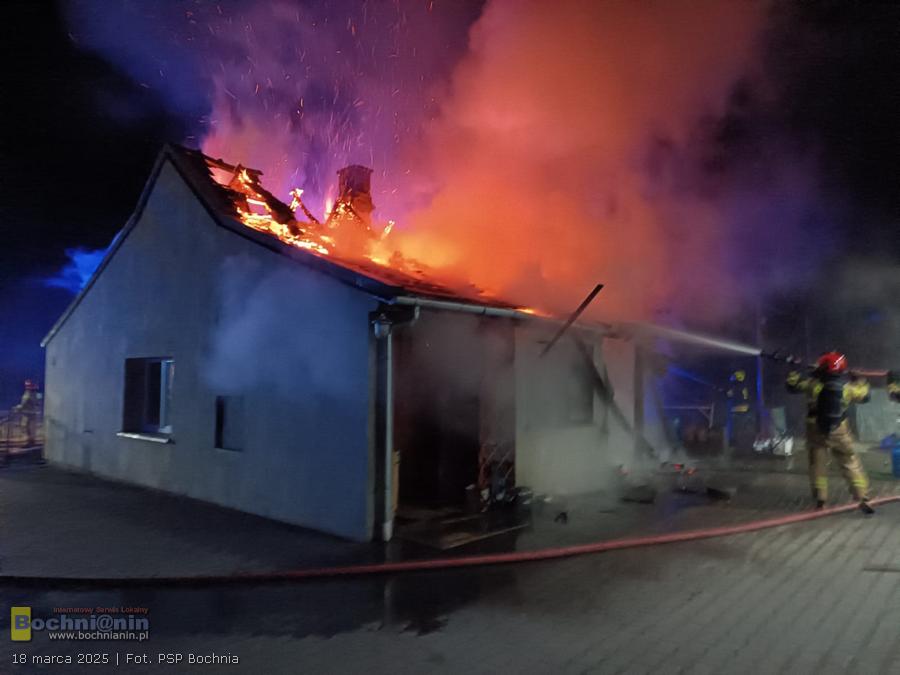 Pożar domu w Borku. Starsza kobieta straciła dach nad głową – ruszyła zrzutka na pomoc