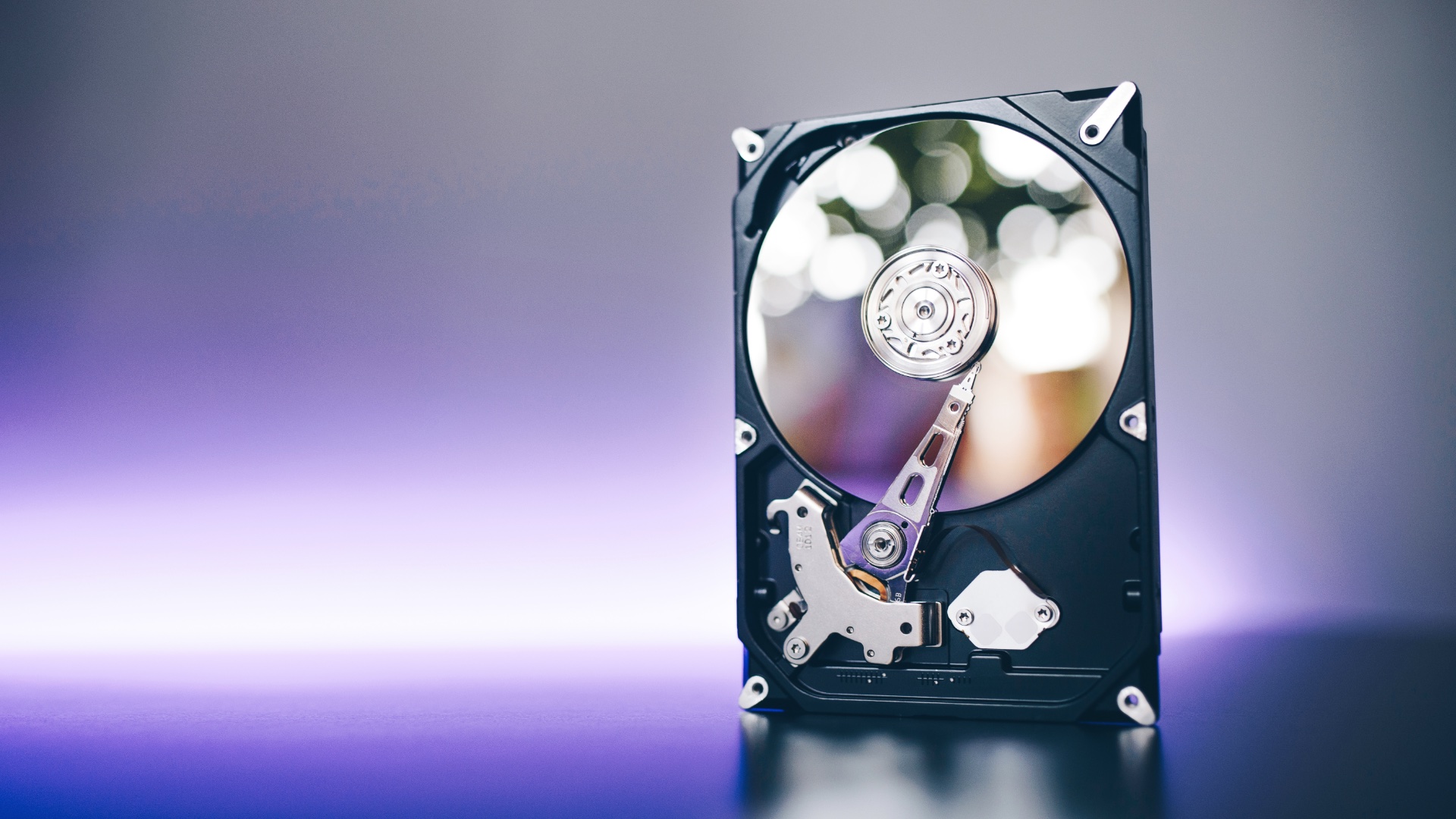 Twardy fundament AI – Dlaczego SSD nie wygrywa z HDD w walce o dane?