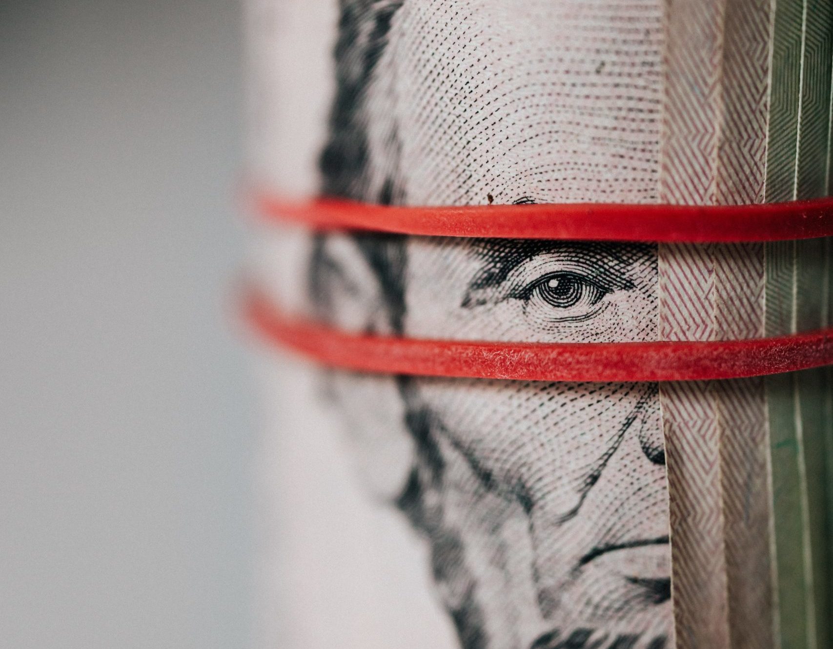 AI w walce z praniem pieniędzy: potencjał ogromny, wdrożenia zbyt wolne – najważniejsze wnioski z badania SAS