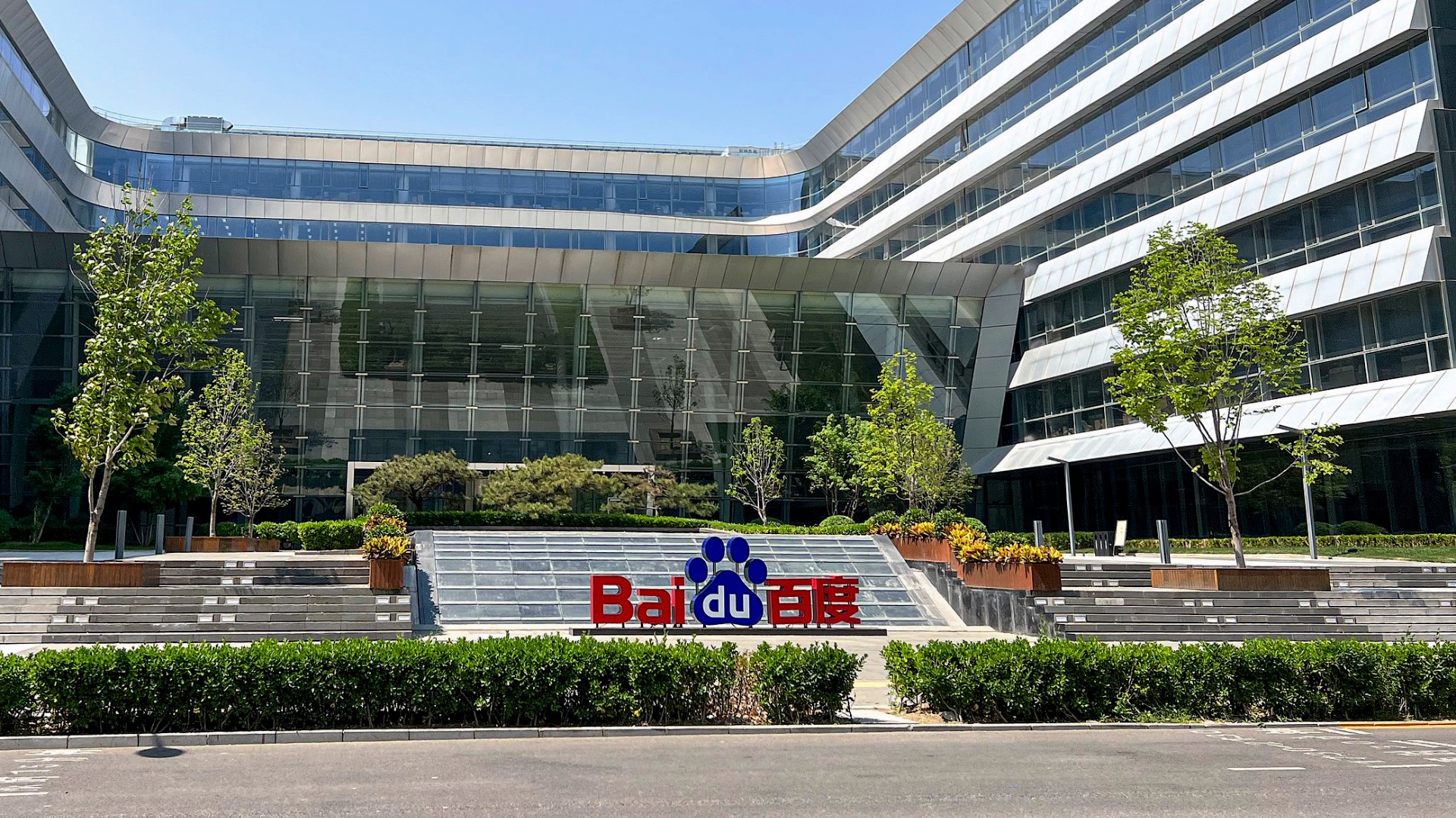 Chiny przyspieszają wyścig AI – Baidu wprowadza na rynek dwa nowe modele AI